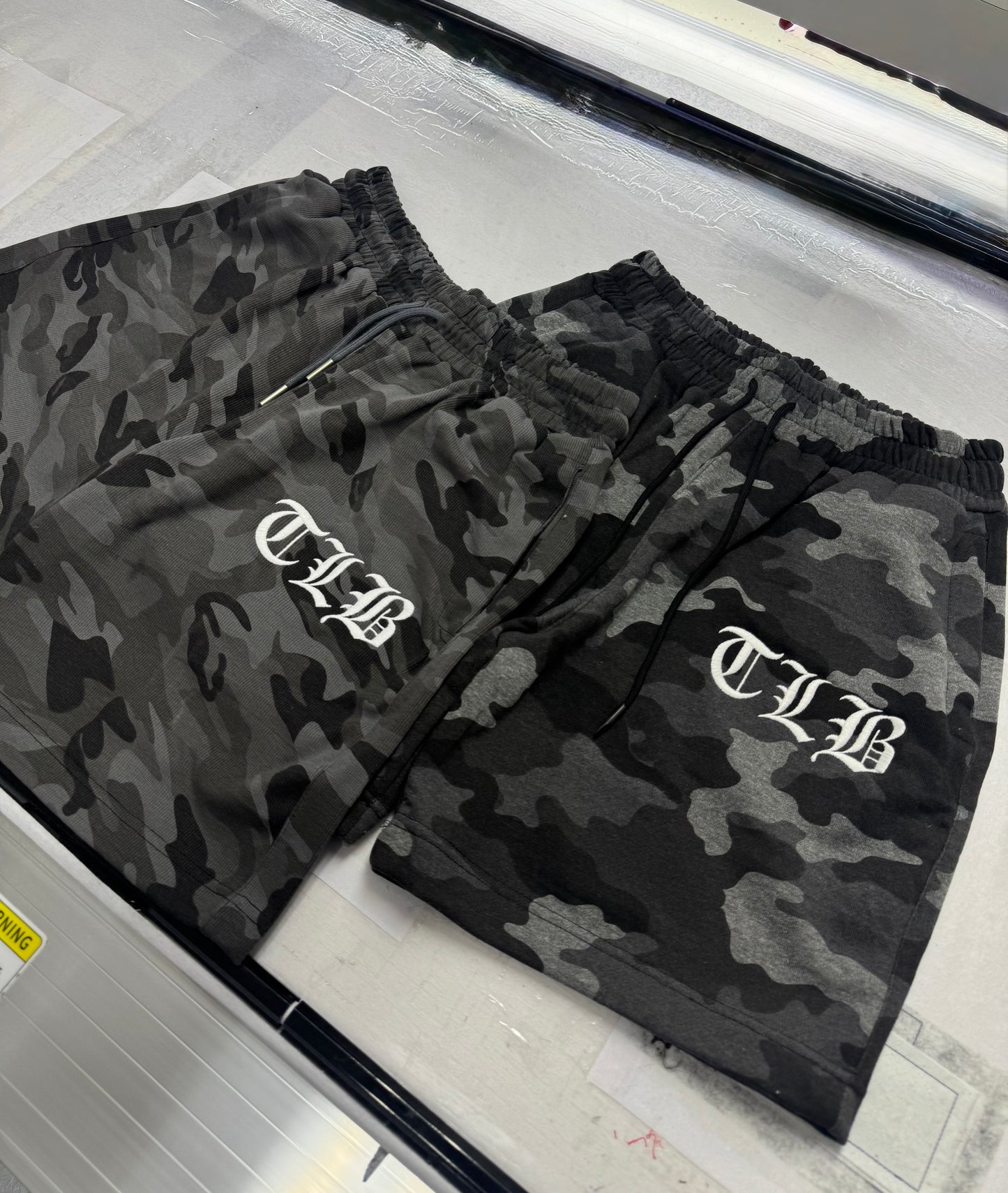 A CLOUD CAMOU SWEAT SHORTS